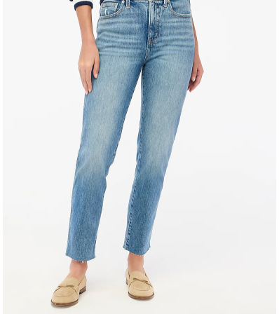 high school teacher outfit ideas. Woman in denim skinny jeans. with beige shows.